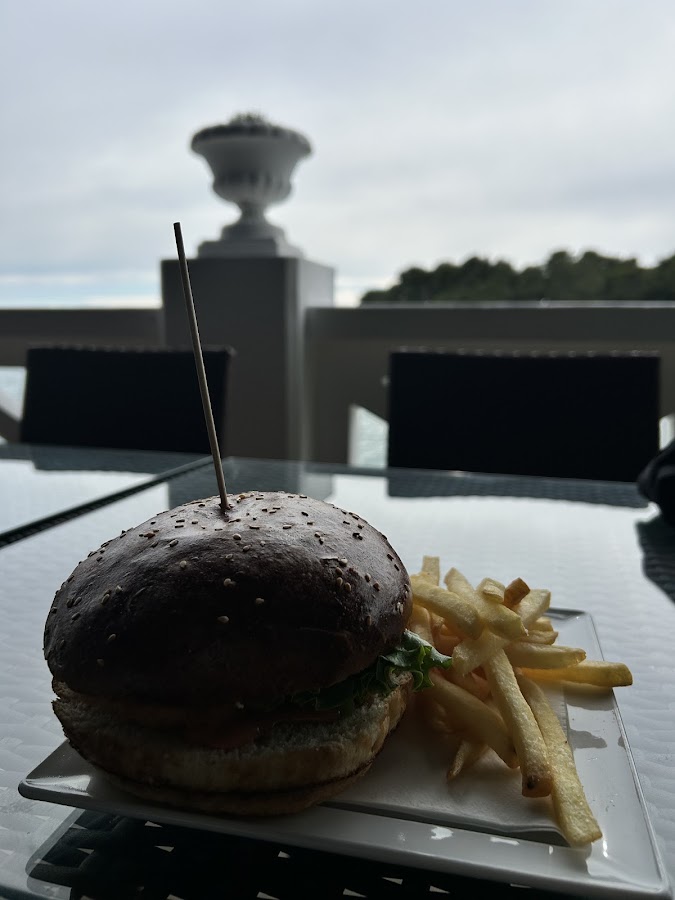 Burger s pomfritom na terasi Tooki bara uz more