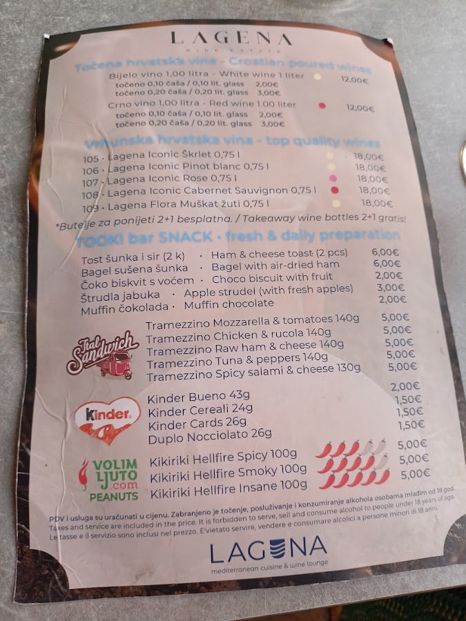Tiskani cjenik Tooki bara na stolu s ponudom pića i hrane
